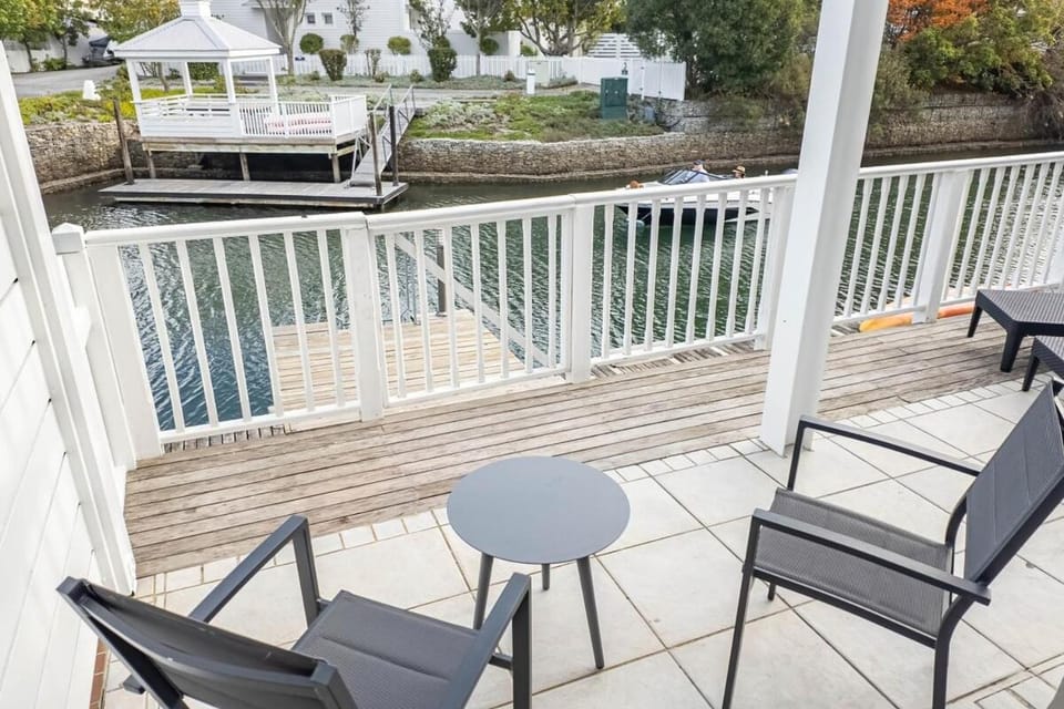 View (from property/room), Balcony/Terrace, Lake view