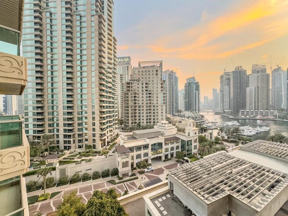 FIRST CLASS 2BR Marina Luxe Views Apartment in Al Sharjah