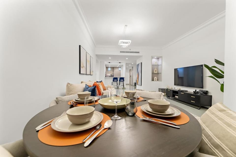 FIRST CLASS 2BR Marina Luxe Views Apartment in Al Sharjah