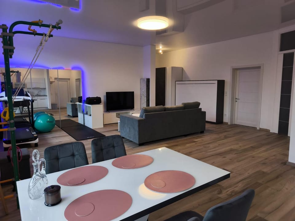 Communal lounge/ TV room, TV and multimedia, Living room, Seating area, Evening entertainment
