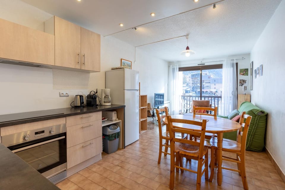 Property building, Kitchen or kitchenette, Living room