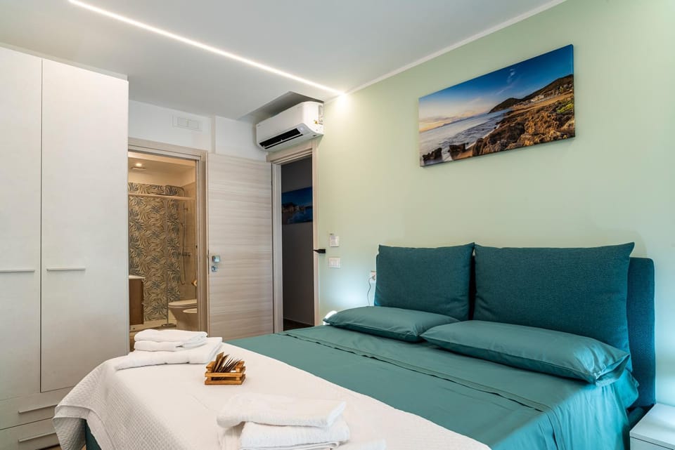 Bedroom, towels, air conditioner