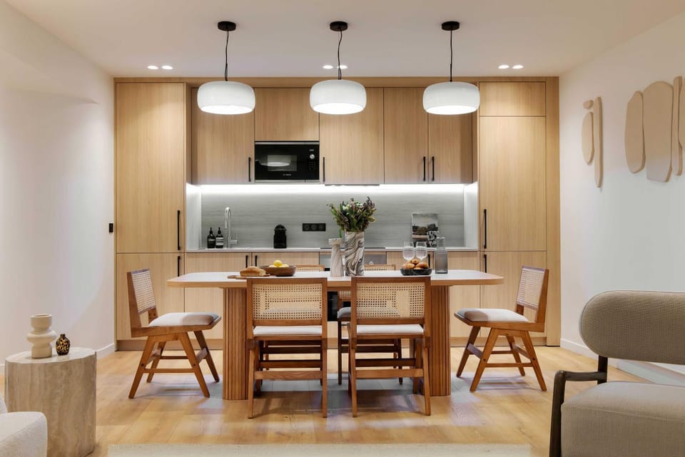 Kitchen or kitchenette, Dining area
