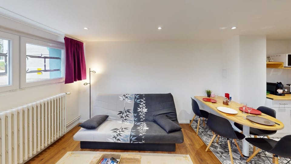 Living room, Dining area, internet