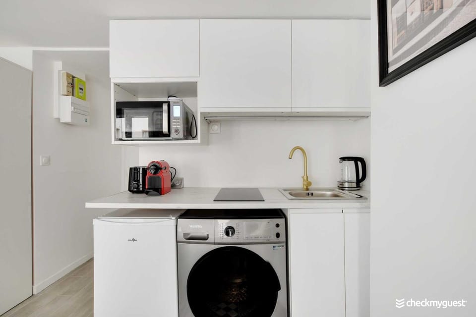 Coffee/tea facilities, Kitchen or kitchenette, stove