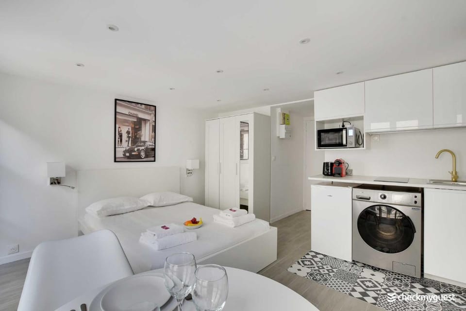 Bed, Kitchen or kitchenette