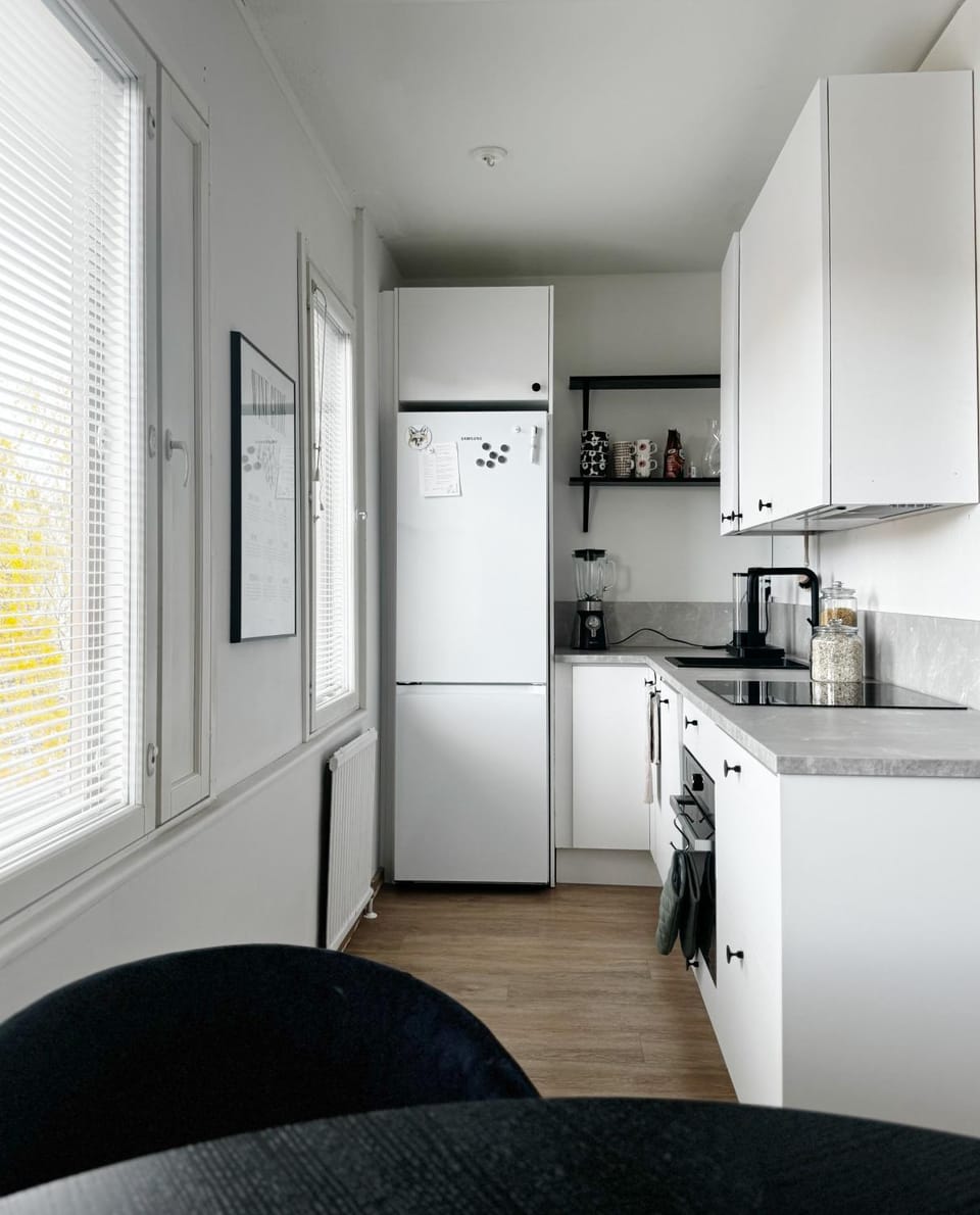 Kitchen or kitchenette, dishwasher, oven