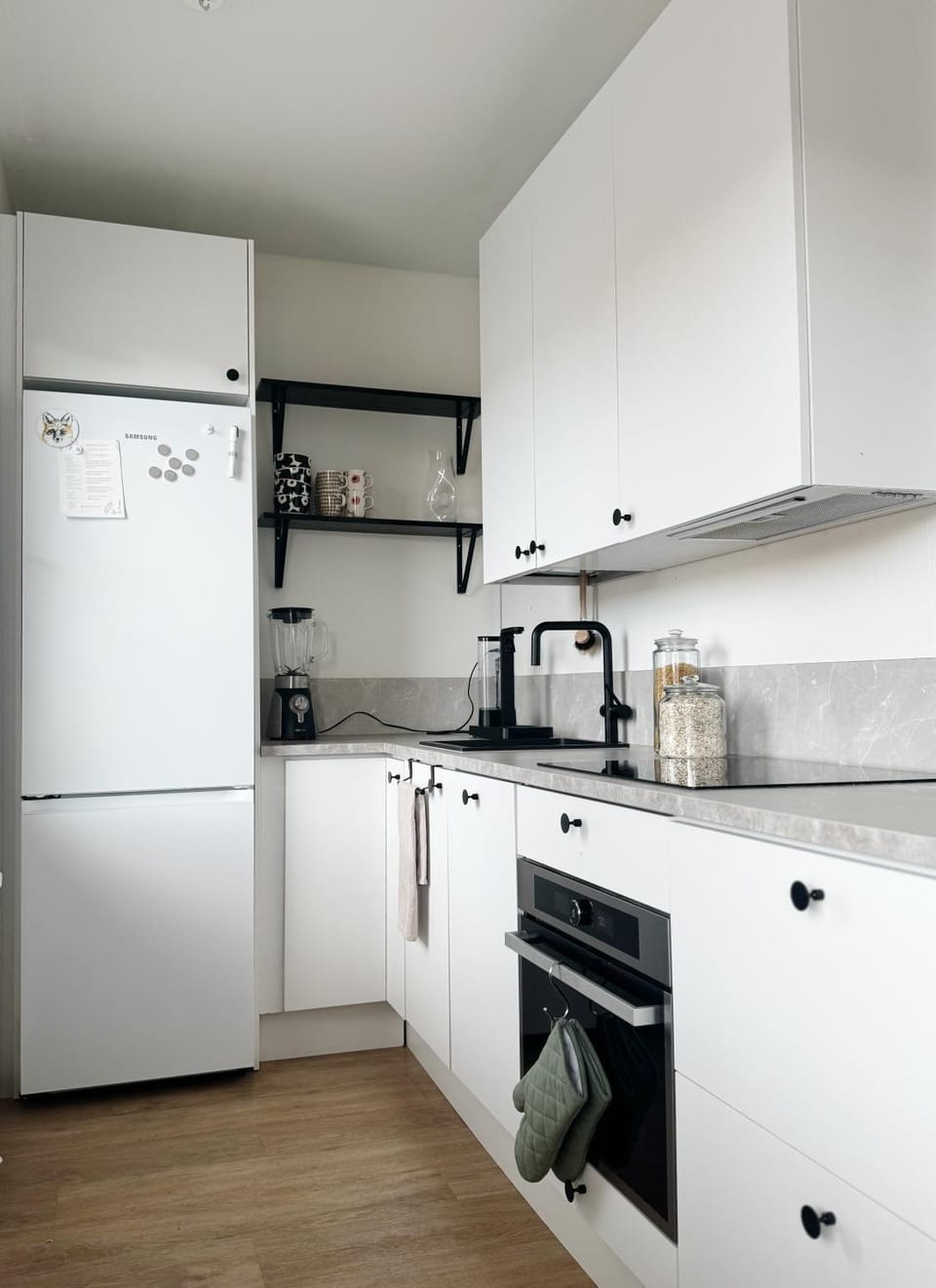 Kitchen or kitchenette, dishwasher