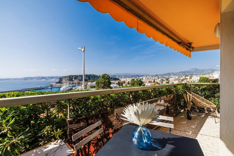 Property building, Balcony/Terrace, Sea view