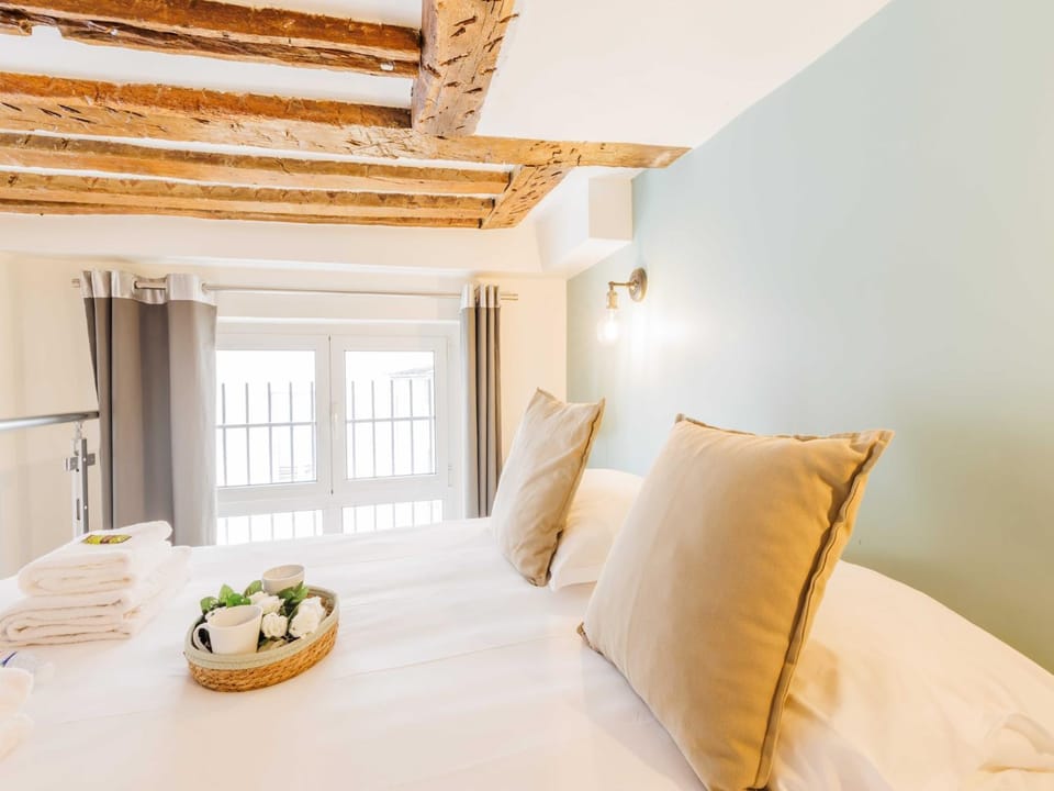 Bed, towels