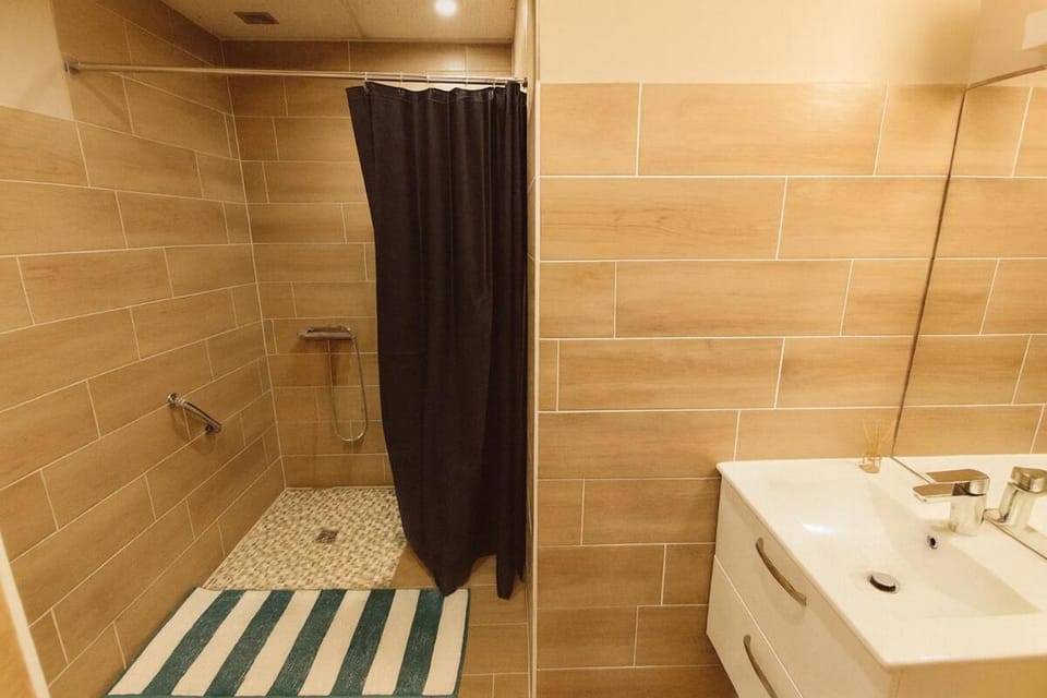 Appartement Neuf climatisé RDC à 100m des cures Apartment in Occitanie