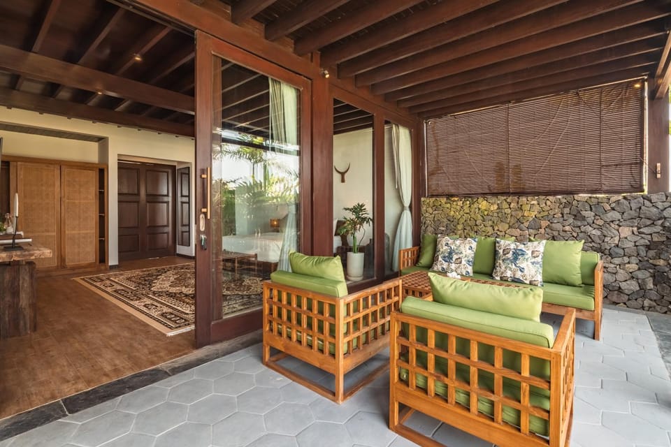 Patio, View (from property/room), Balcony/Terrace, Living room, Seating area