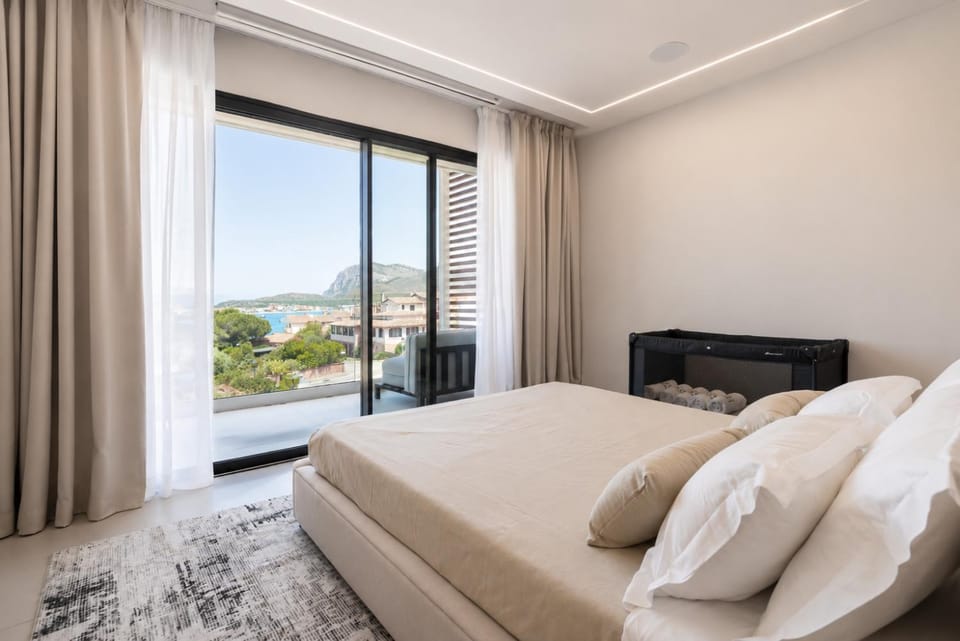 Bed, Bedroom, Mountain view, Sea view