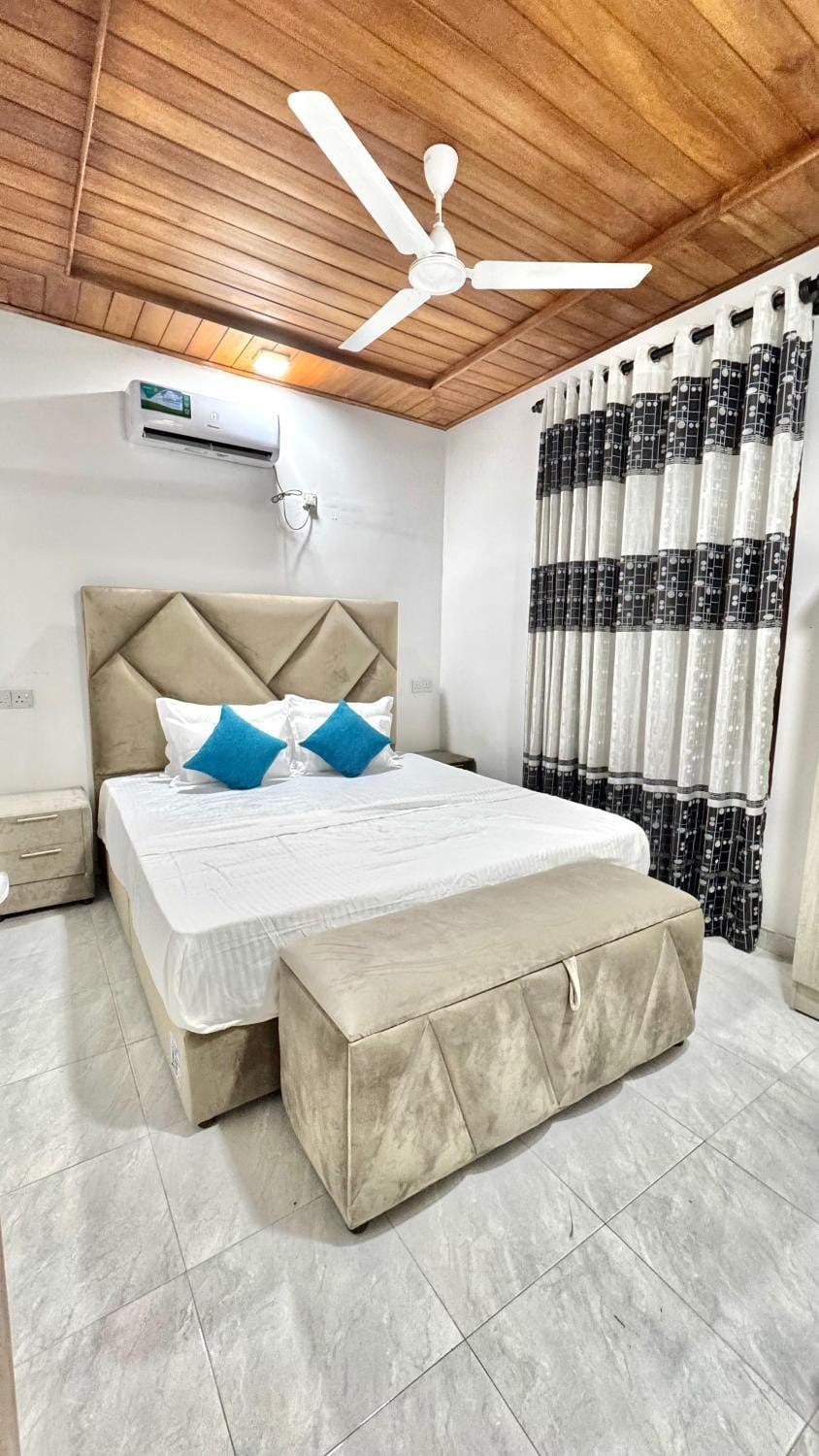 Bed, Photo of the whole room, Bedroom, air conditioner