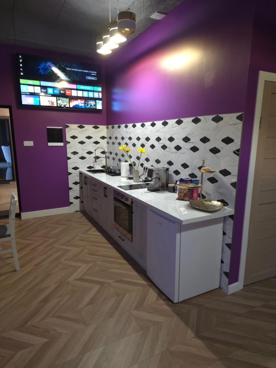 Kitchen or kitchenette, Food and drinks, Food, minibar, stove