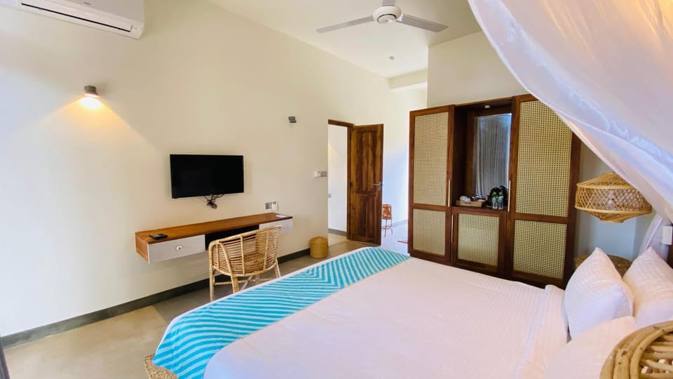 Bed, TV and multimedia, Photo of the whole room, hair dresser