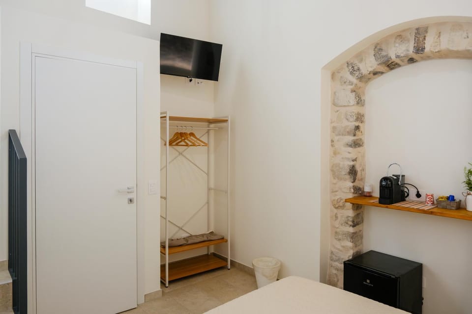 Bed, TV and multimedia, Photo of the whole room, Bedroom, wardrobe