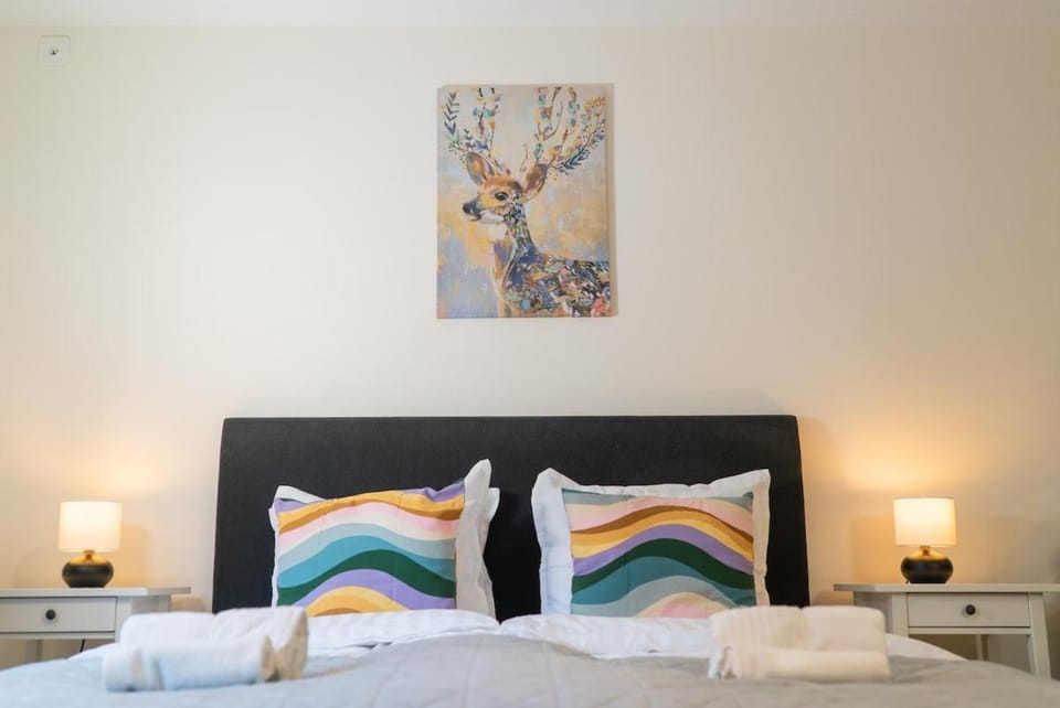 Bed, Bedroom, towels