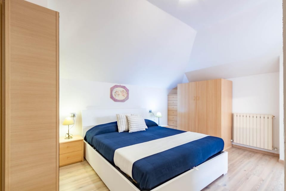 Bed, Photo of the whole room, Bedroom, wardrobe