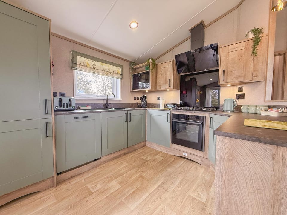 Coffee/tea facilities, Kitchen or kitchenette, dishwasher, oven, stove, toaster