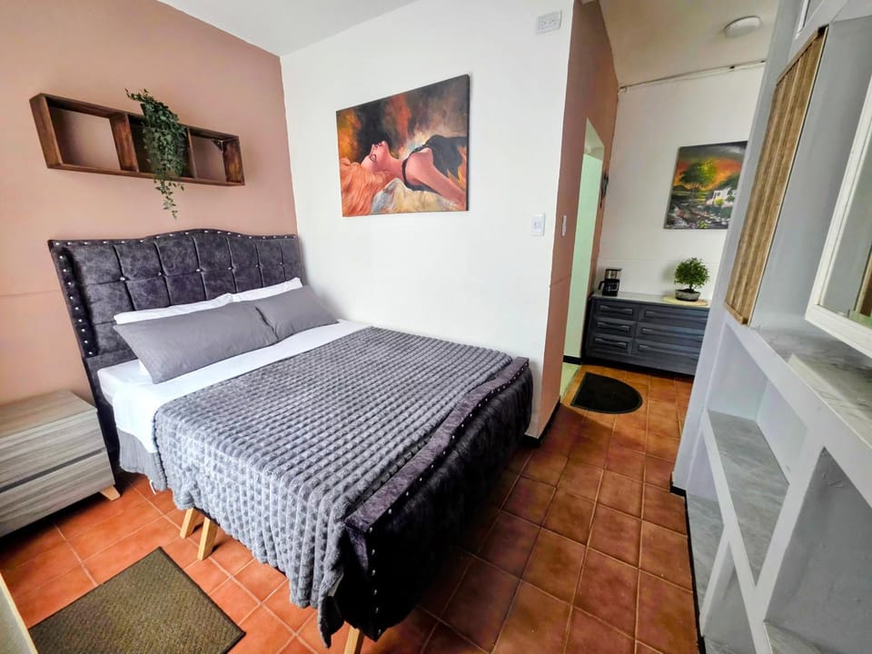 Bed, TV and multimedia, Photo of the whole room, Bedroom