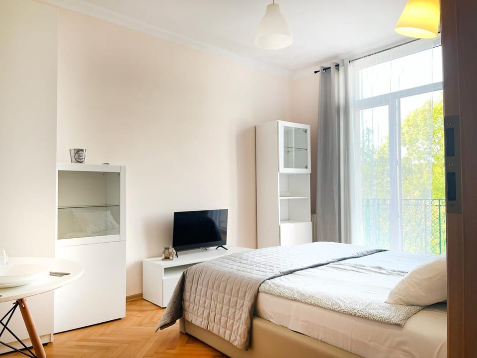 Bed, TV and multimedia, Photo of the whole room, Bedroom
