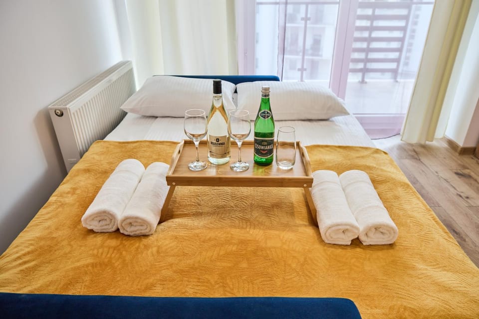 Bed, Food and drinks, Dining area, Drinks, towels