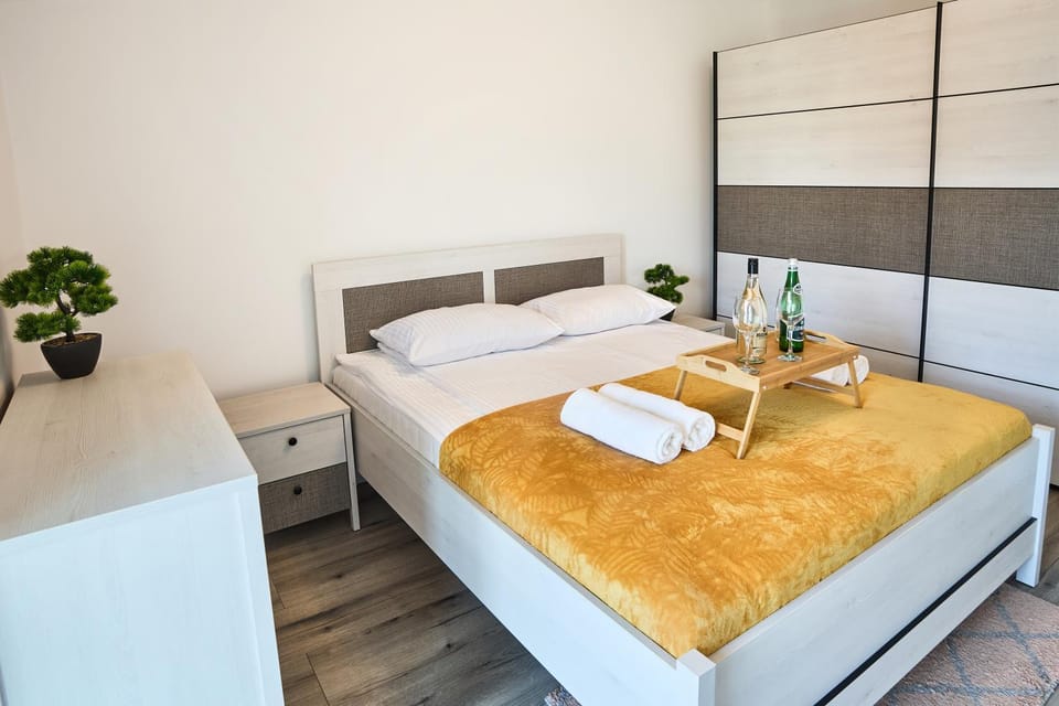 Bed, Photo of the whole room, Bedroom, towels