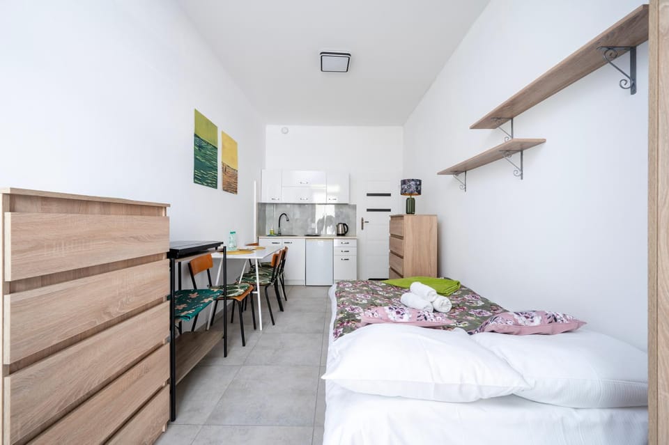 Bed, Kitchen or kitchenette, Photo of the whole room, Dining area, Bedroom, oven, stove, towels, wardrobe