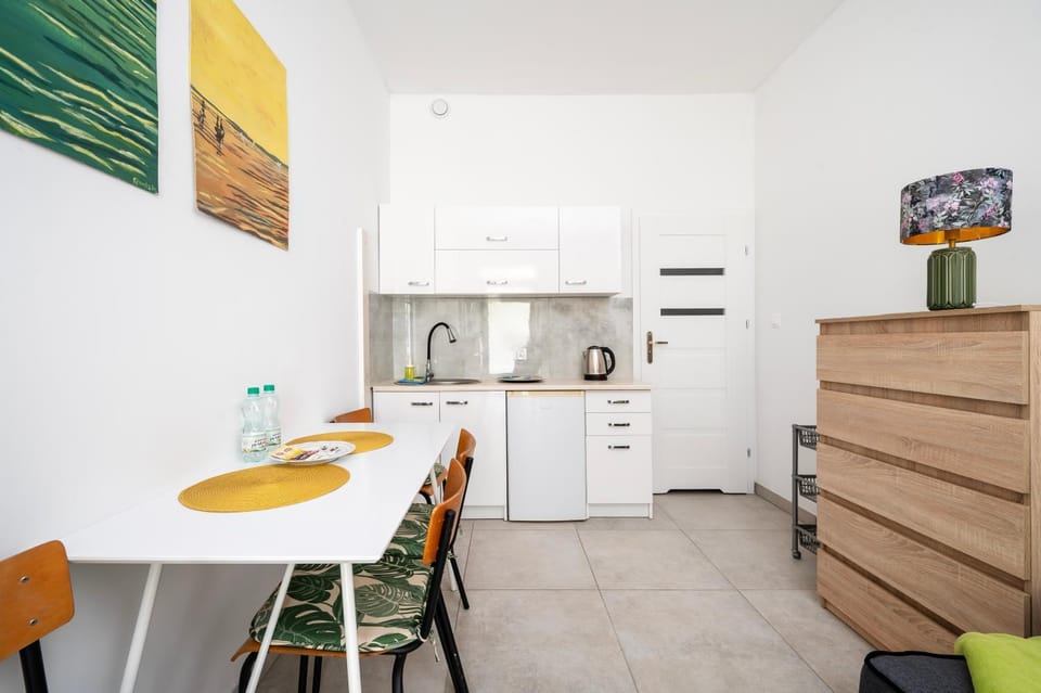 Coffee/tea facilities, Kitchen or kitchenette, Living room, Seating area, Dining area, oven, stove