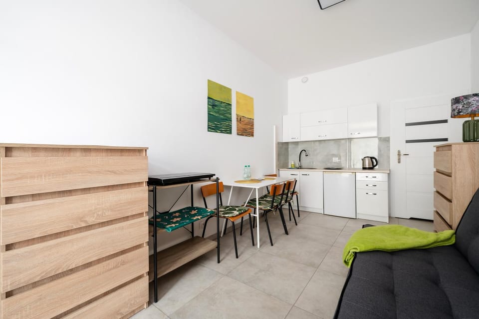 Coffee/tea facilities, Kitchen or kitchenette, Living room, Seating area, Dining area, oven, stove