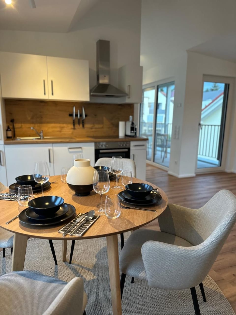 Kitchen or kitchenette, Dining area