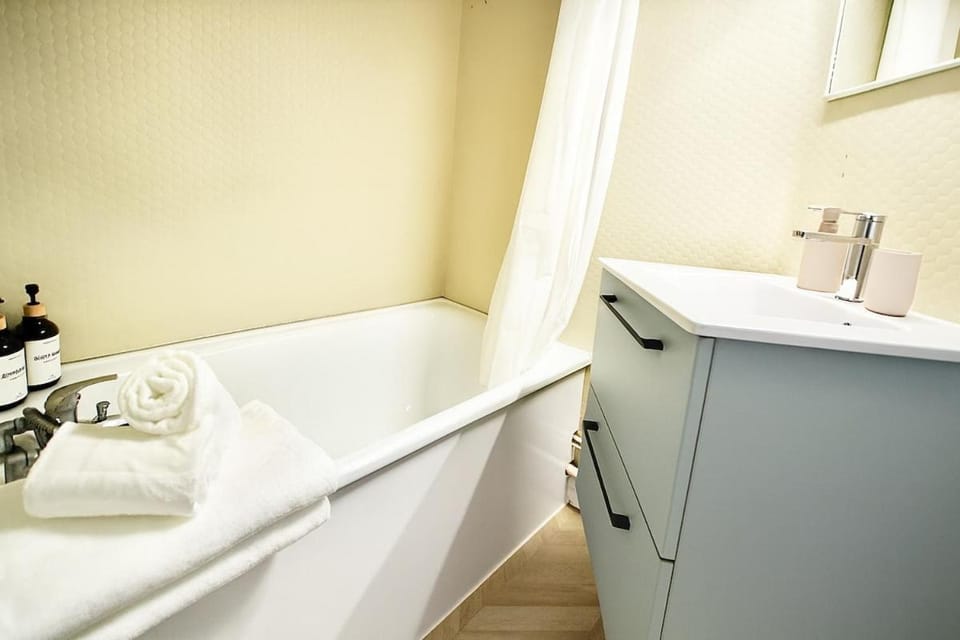 Small studio Parking - Metro B - Lyon Sud Hospital Apartment in Auvergne-Rhône-Alpes