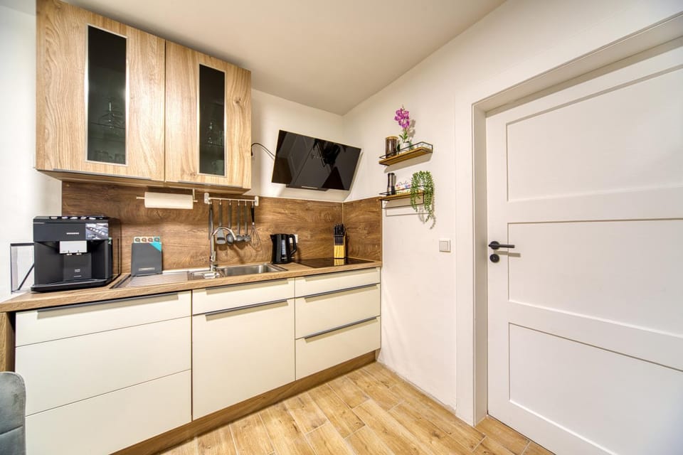 Coffee/tea facilities, Kitchen or kitchenette, dishwasher, oven, stove, toaster