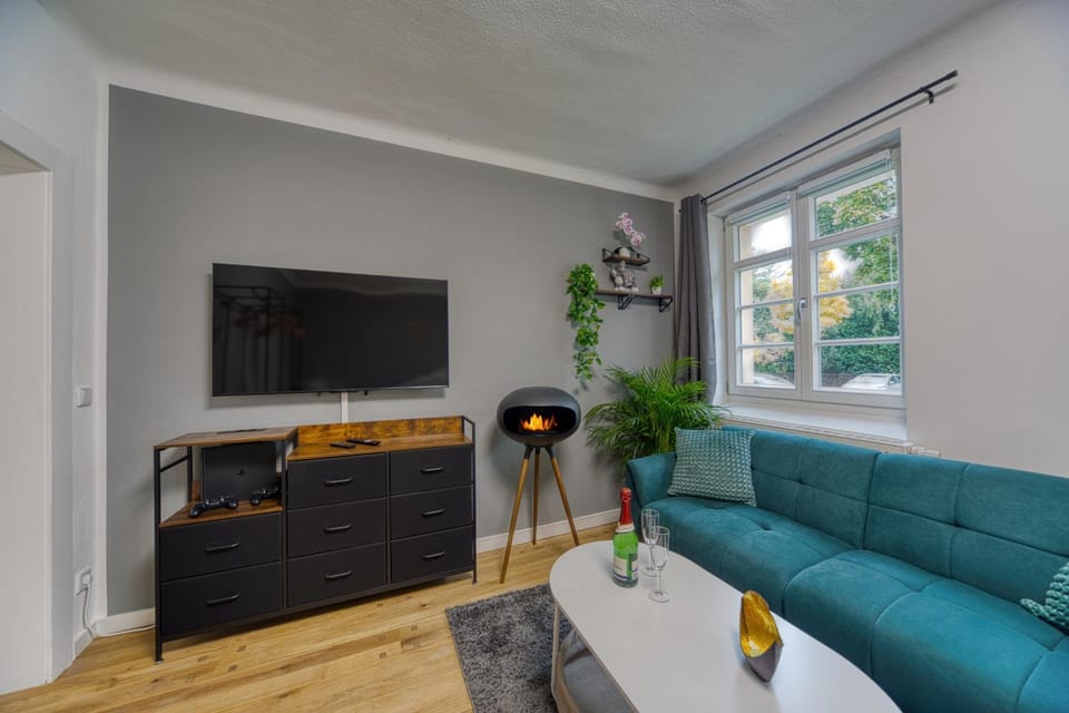 TV and multimedia, Living room, Photo of the whole room, Seating area, Bedroom, fireplace