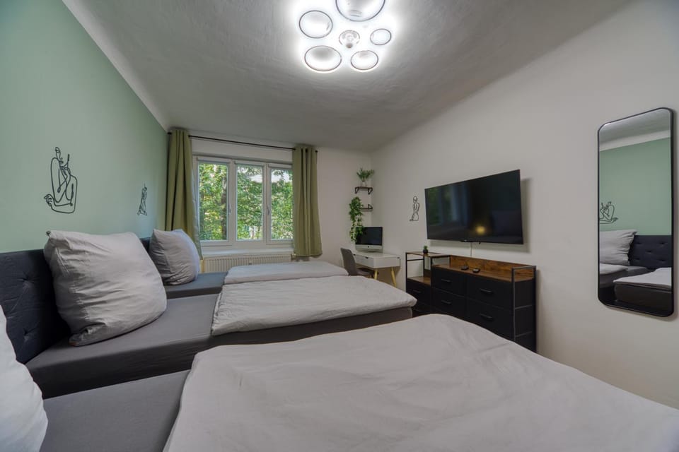 Bed, TV and multimedia, Photo of the whole room, Seating area, Bedroom