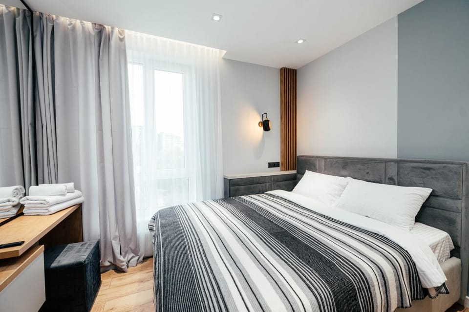 Bed, Seating area, Bedroom