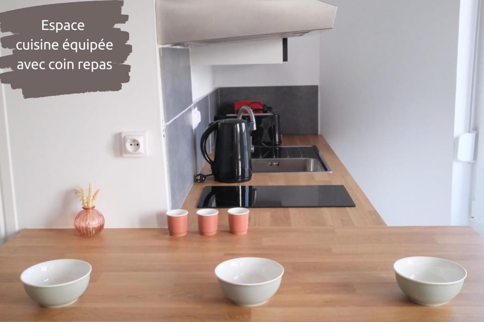 Coffee/tea facilities, Kitchen or kitchenette, Dining area, kitchen