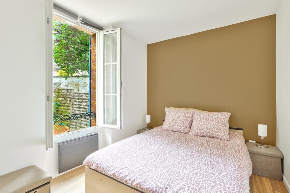 Photo of the whole room, Bedroom