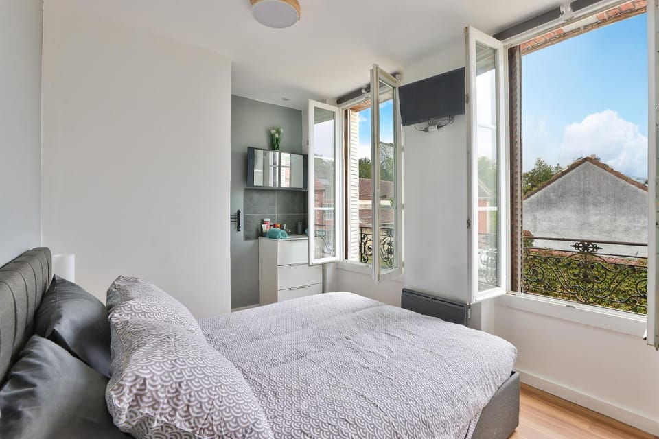 Photo of the whole room, Bedroom