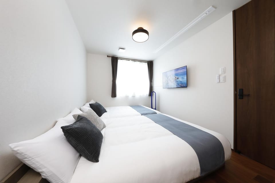 Bed, TV and multimedia, Bedroom
