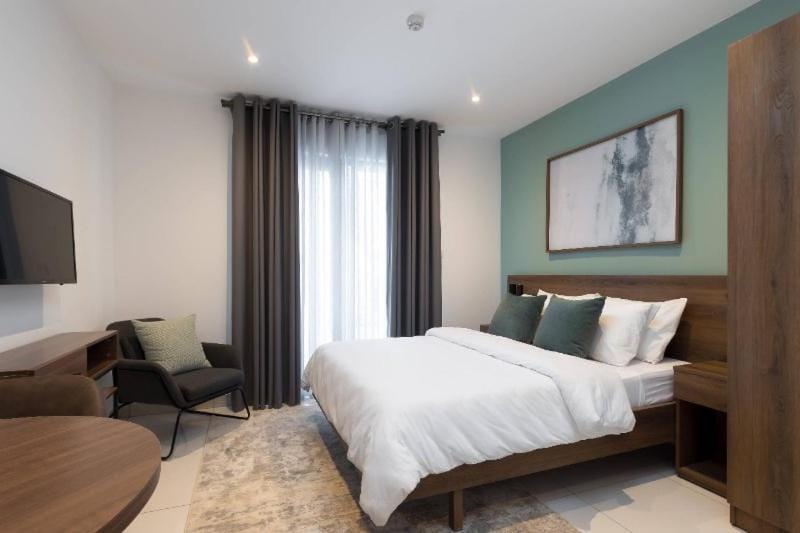 Bed, TV and multimedia, Photo of the whole room, Bedroom