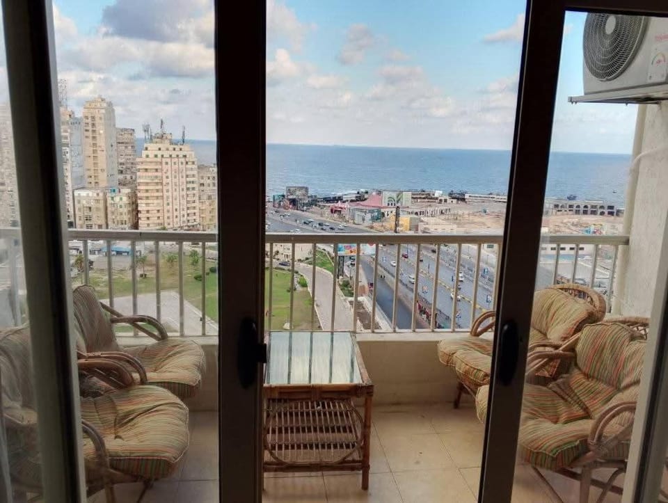 شقه على البحر مباشره فى عمارات الظباط مصطفى كامل سيتي اسكوير Apartment in Alexandria