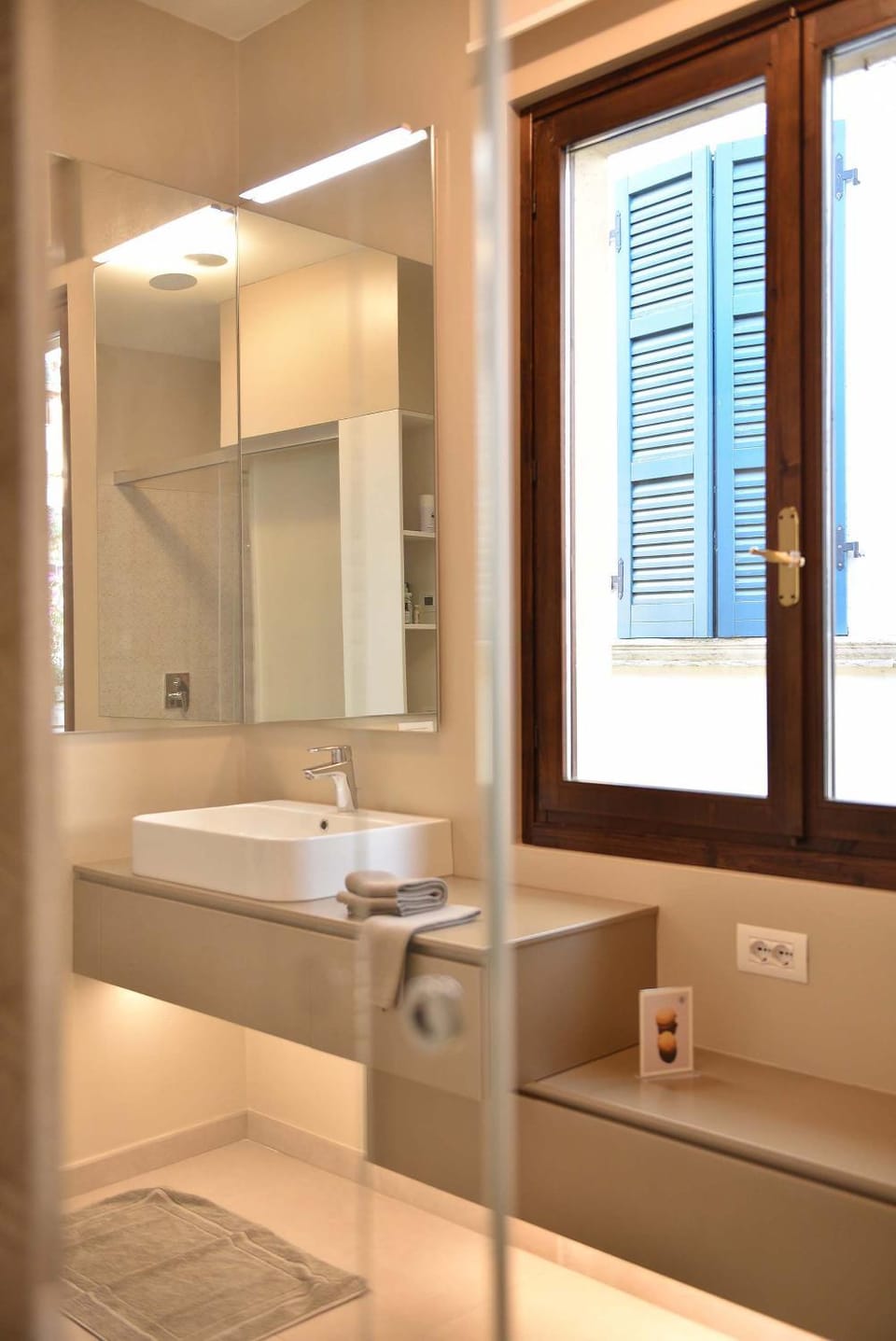 Bathroom, towels