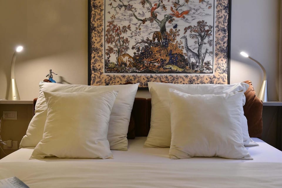 Bed, Photo of the whole room, Decorative detail, Bedroom