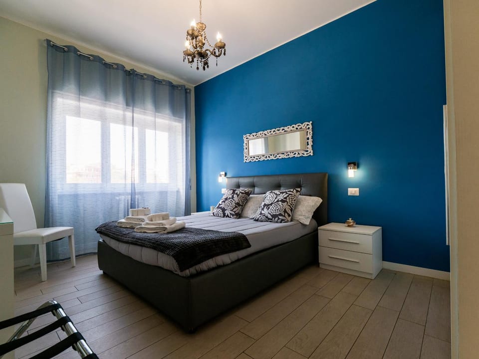 Photo of the whole room, Bedroom