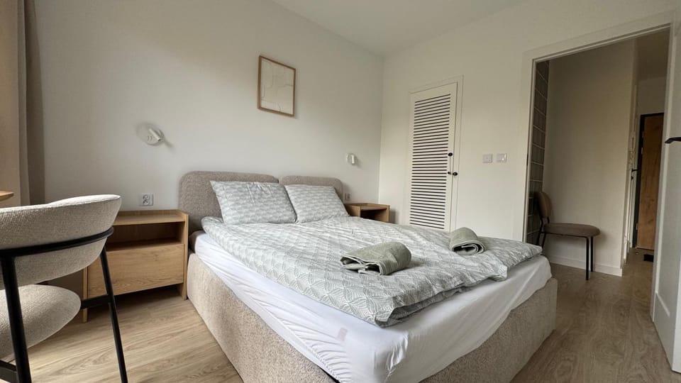 Bed, Living room, Photo of the whole room, Seating area, Bedroom, towels