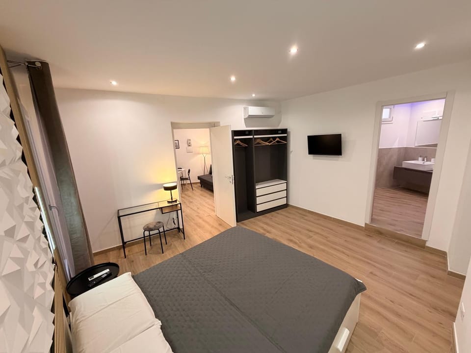 TV and multimedia, Photo of the whole room, Bedroom