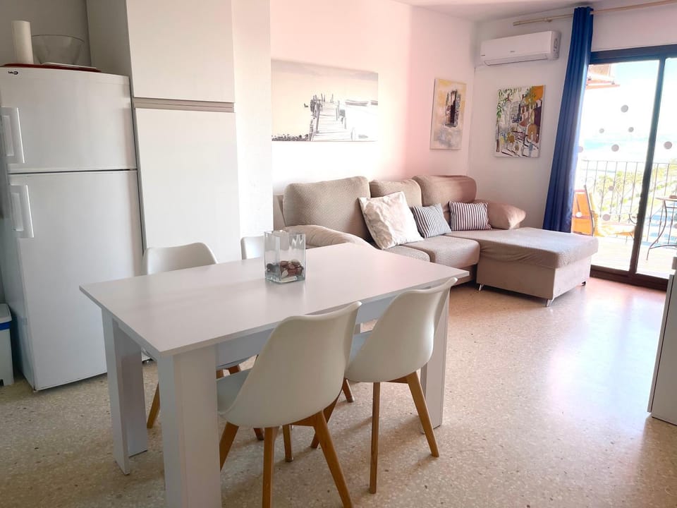 Kitchen or kitchenette, Living room, Seating area, Dining area, air conditioner