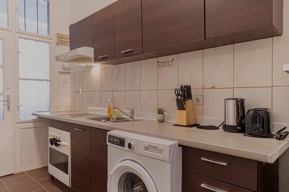 Coffee/tea facilities, Kitchen or kitchenette, stove, washing machine